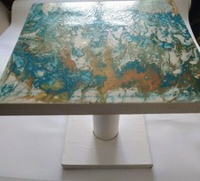 Table basse artisanale en carton effet marbre blanc turquoise bronze
