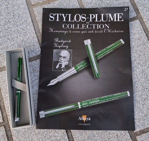 Plaquette stylo plume de - +,