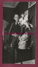 231024 - PHOTO vers 1960 célébrité cinéaste JEAN COCTEAU devant une sculpture