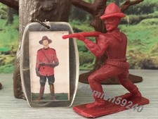 Figurine Lot Porte-clefs 1/32 Police Canadienne NESTLE / COFALU ? (KEYCHAIN)