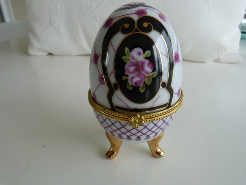 Oeuf porcelaine sur pieds - en,