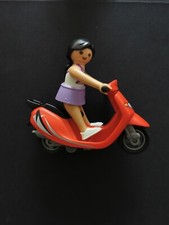 Personnage Playmobil avec scooter