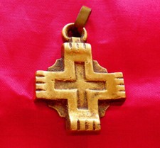 Croix en bronze doré . Non