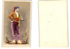 Homme en tenue traditionnelle, costume regional, aquarellé  Vintage albumen prin