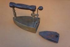ANCIEN FER À REPASSER EN LAITON AVEC SON LINGOT