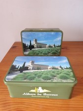 Deux boites métalliques vides