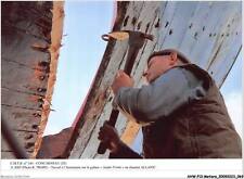 AHWP13-0909 - METIERS - concarneau - travail à l'herminette sur la gabare and