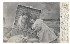 CPA carte postale ancienne portrait de fillettes dans une malle d'osier 1902