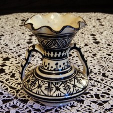 Joli petit vase à deux anses