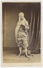 CDV circa 1865. Jeune homme en tenue orientale par Lacombe & Lacroix à Genève.