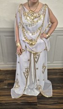 Melhfa chaoui tenue traditionnelle algérienne blanche avec motif amazigh fibule