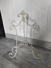 Porte livre / cadre - présentoir - en métal blanc vieilli et arabesques