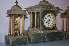 Horloge de cheminée au temps des années folles  à colonnes en onyx vert