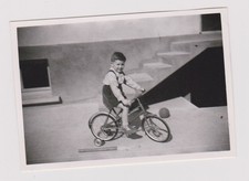 photo ancienne ?️ garçon à vélo cour domestique 1932 rare