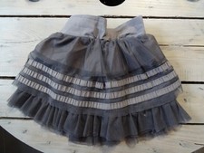 Jupe grise à volants en tulle