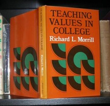 Richard L Morrill / TEACHING VALUES IN COLLEGE Facilitating Development 1st ed