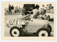 PHOTO amateur SNAPSHOT 1958, conductrice pedal car toy voiture à pédale
