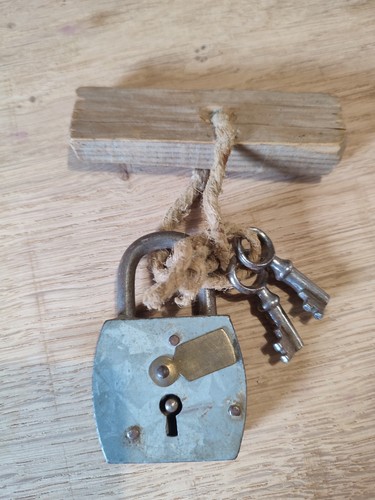 Ancien gros cadenas avec ses - cadenas,