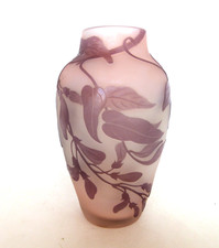 Vase Gallé signature à l'étoile glycine sur fond rose art nouveau