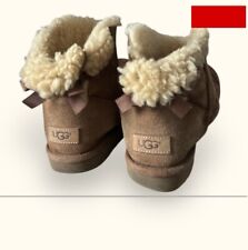 Bottes UGG Classiques en Suédine Marron – Confort et Chaleur