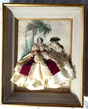 Gravure de mode habillée XIXème Tissus Cadre Vitrine sous verre