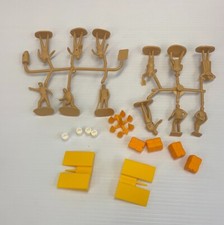 Scalextric  12 Figures W/