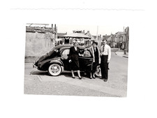C189 Renault 4CV. Groupe, village. France 1957. Photo argentique