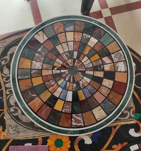 Round black marble table - 18",