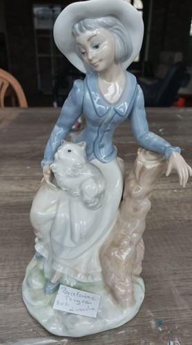 Statue femme avec chien - statue,
