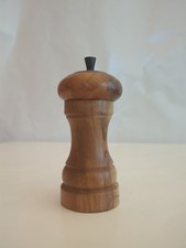 Moulin à poivre manuel en bois tourné – style rustique authentique