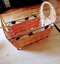 PANIER PORTE REVUE EN OSIER ET MÉTAL DORE ART DECO FLEUR 