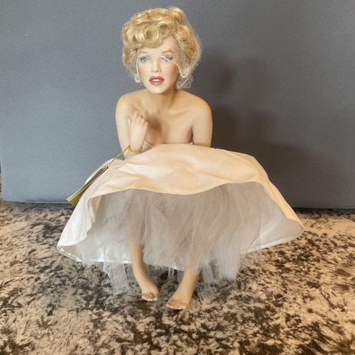 Marilyn monroe bench - marilyn, on