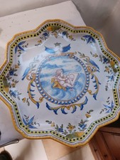 Plat en Faience XXéme SUD signé Charolles décor Putti