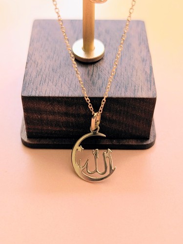 Collier orné un - collier,