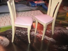 2 CHAISES STYLEES BARBIE COM NEUVES - CHATEAU - RARES - COLLECTION A VOIR 