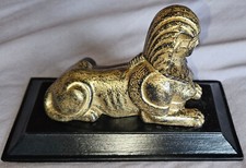 Presse papier sphinx XIXème en fonte à patine noire & or sur socle bois