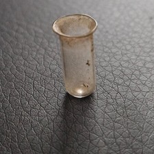 Minuscule récipient en verre