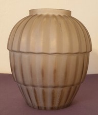 Pierre d'Avesn, très joli vase en verre moulé pressé fumé