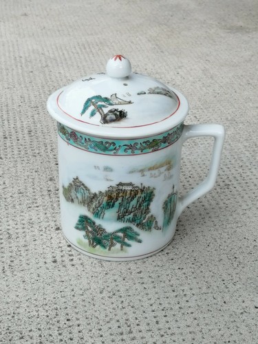 Tasse couverte porcelaine
