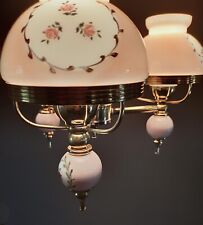 Suspension laiton trois feux opaline rose motif de fleurs