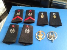 Épaulettes et Insignes