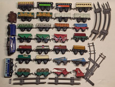 Hornby Hachette Lot Wagons, Rail, Locomotive, Butoir Ech:0 en tole avec Clef