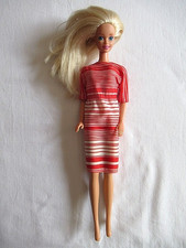 BARBIE en ROBE RAYEE ROUGE ET