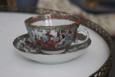 Tasse et sous-tasse en porcelaine de Chine XIXe – décor Canton polychrome (2)