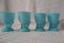 UN COQUETIER OPALINE BLEUE