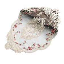 Napperon élégant en dentelle avec accents floraux pour tables à manger et év