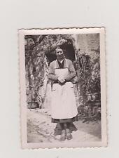 PHOTOGRAPHIE ANCIENNE NOIR & BLANC/FERMIERE EN TABLIER SUR LE PAS DE SA PORTE