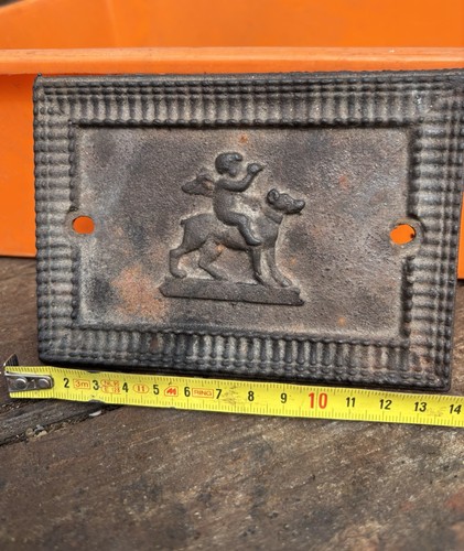 Plaque fonte angelot tourne - plaque,