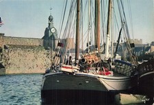29 CONCARNEAU UN BATEAU ET LA TOUR DE L HORLOGE