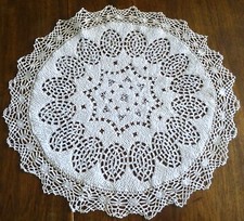 Napperon  en lin brodé de soie entourage en dentelle aux fuseaux- diamètre 55 cm